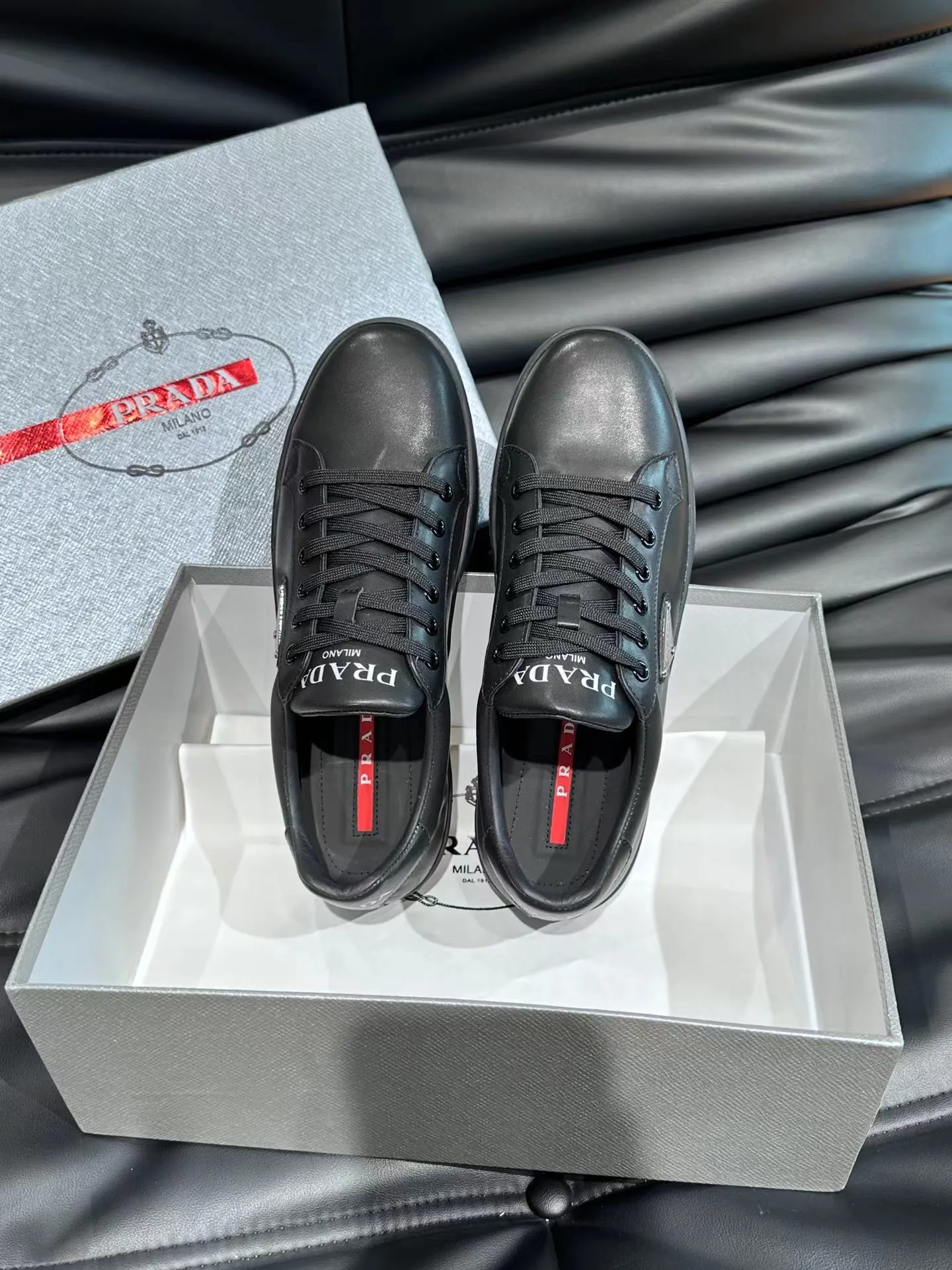 P380 Yuan 38-45 Prada Prada’s new men’s leather sports shoes, the highest version on the market, any comparison is welcome🆚! The original leather has excellent texture and is super high-end! Fetal sheep net lining imported from Italy, removable pad! Luxurious materials and fine workmanship, highly recommended!